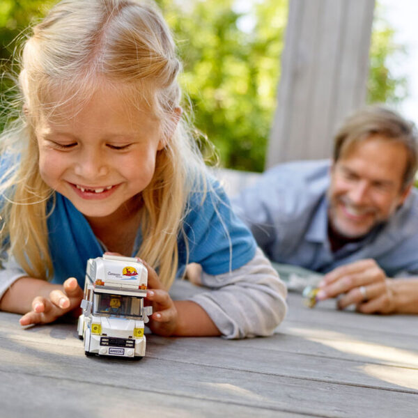Lego City Great Vehicles Holiday Camper Van 60283 - Image 4